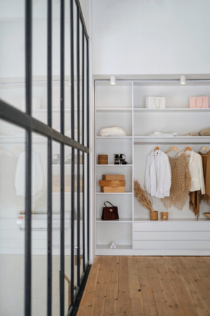 weißes Badetuch auf weißem Holzschrank