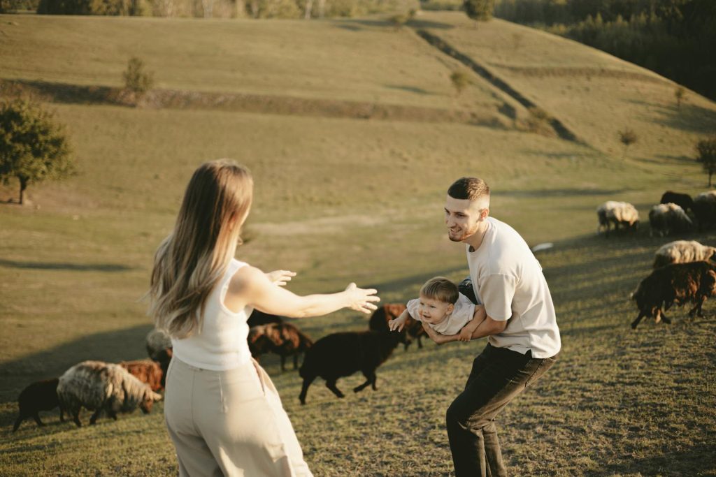 Familie genießt die Landschaft mit Schafherde