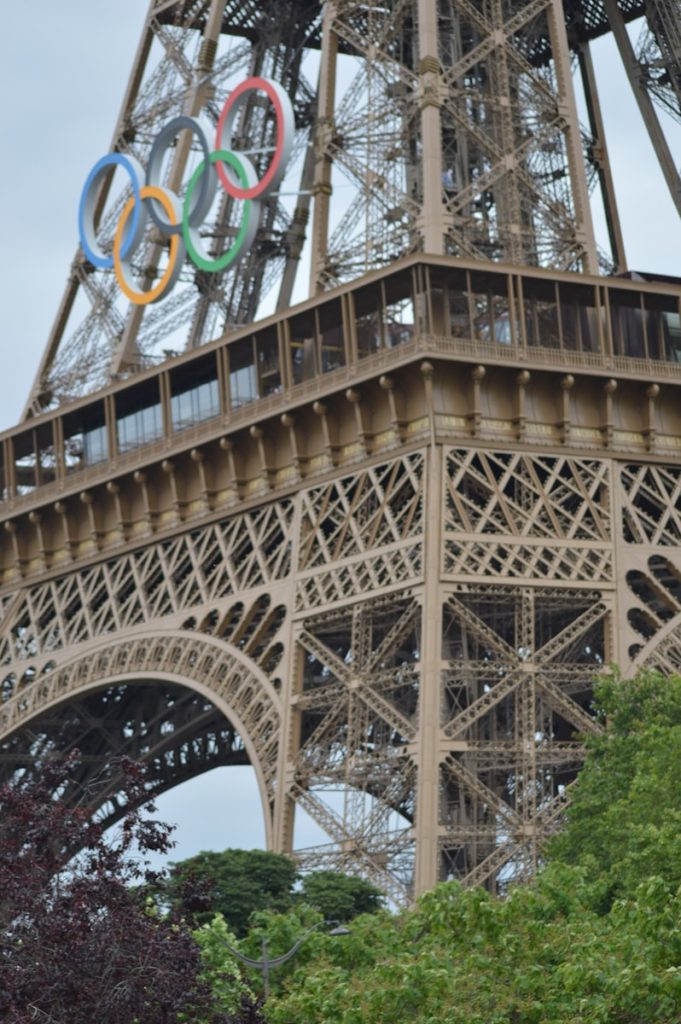 Der Eiffelturm mit den olympischen Ringen auf der Spitze